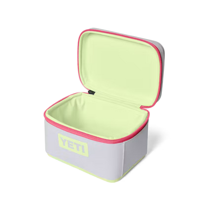YETI LONCHERA DAYTRIP SNACK BOX 3L MIST/PINK/GRASSHOPPER | Yeti Market 