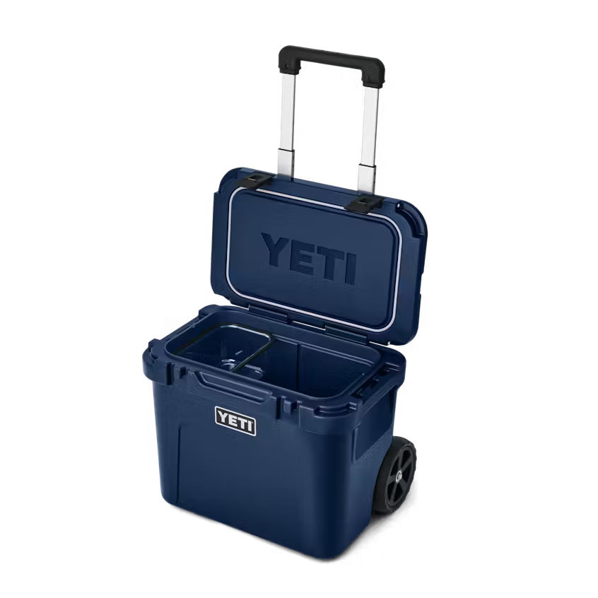 ROADIE® 32 WHEELED COOLER AZUL MARINO