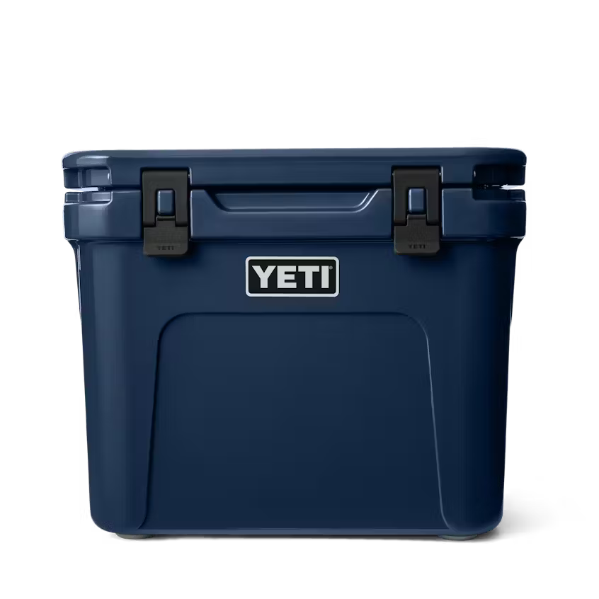 ROADIE® 32 WHEELED COOLER AZUL MARINO